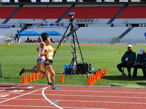 한 바퀴 먼저 결승선을 통과한 신용민(서울=연합뉴스) 신용민(앞)이 6일 서울시 잠실종합운동장에서 열린 제100회 전국체전 남고부 5,000m 결선에서 하위권 선수에 한 바퀴(400m) 앞서 결승선을 통과하고 있다.