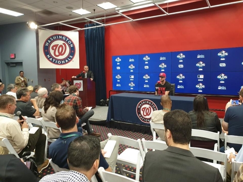 기자회견 하는 셔저(워싱턴=연합뉴스) 김경윤 기자 = 워싱턴 투수 맥스 셔저가 7일(한국시간) 오전 8시 45분 미국 워싱턴 D.C. 내셔널스파크에서 열리는 내셔널리그 디비전시리즈 3차전 로스앤젤레스 다저스와 홈 경기를 앞두고 기자회견에서 발언하고 있다. 2019.10.7
cycle@yna.co.kr