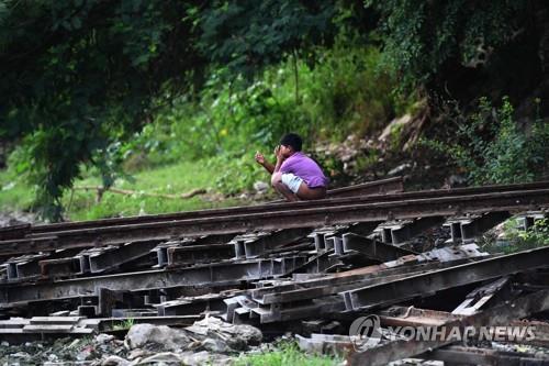 인도 뉴델리 인근 기차역 부근 야외에서 용변을 보는 인도 어린이. [AFP=연합뉴스]