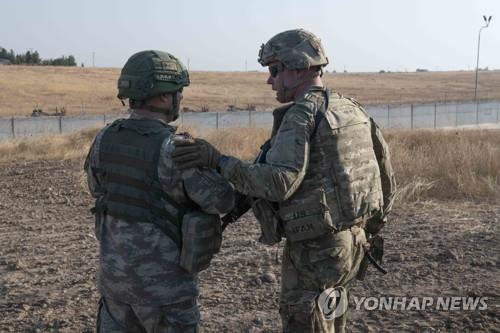 시리아 북동부에서 공동 순찰 임무 중인 미군과 터키군 [EPA=연합뉴스]