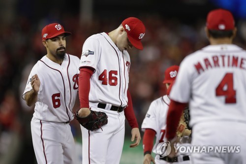 고개 숙인 워싱턴 투수 코빈(가운데) [AP=연합뉴스]