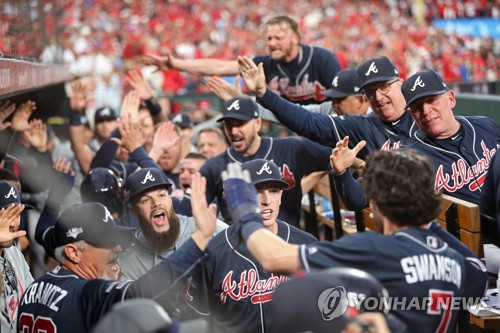 9회 투아웃 후 전세 뒤집고 기뻐하는 애틀랜타 선수들[게티이미지/AFP=연합뉴스]