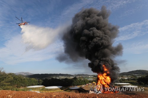 고양 저유소 화재로 치솟는 검은 연기[연합뉴스 자료사진]