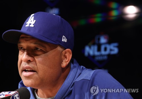 데이브 로버츠 감독(로스앤젤레스=연합뉴스) 서명곤 기자 = 미국프로야구 메이저리그(MLB) 디비전시리즈 개막을 하루 앞둔 2일(현지시간) 오후 로스앤젤레스 스타디움에서 열린 다저스 훈련에서 데이브 로버츠 감독이 2차전 선발을 묻는 취재진의 질문에 답하고 있다. 2019.10.3 seephoto@yna.co.kr