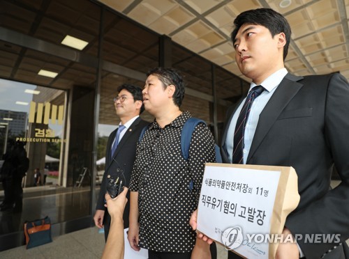 식약처 공무원 고발(서울=연합뉴스) 류영석 기자 = 4일 오후 서울 중앙지방검찰청에서 법무법인 오킴스 오성헌 변호사(왼쪽부터), 강윤희 식품의약품안전처 임상심사위원, 법무법인 오킴스 송진우 경영기획 실장이 코오롱인보사, 엘러간가슴보형물 사태 등과 관련 식약처장을 비롯한 공무원들을 직무유기 고발에 앞서 기자회견을 하고 있다. 2019.10.4 ondol@yna.co.kr