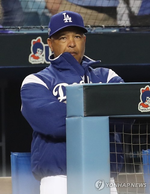 '집중'(로스앤젤레스=연합뉴스) 서명곤 기자 = 4일(현지시간) 오후 로스앤젤레스 다저스타디움에서 열린 미국프로야구 메이저리그(MLB) 내셔널리그 디비전시리즈 2차전 LA 다저스와 워싱턴 내셔널스의 경기. 데이브 로버츠 감독이 경기를 지켜보고 있다. 2019.10.5 seephoto@yna.co.kr