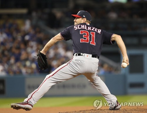 맥스 셔저 깜짝 등판(로스앤젤레스=연합뉴스) 서명곤 기자 = 4일(현지시간) 오후 로스앤젤레스 다저스타디움에서 열린 미국프로야구 메이저리그(MLB) 내셔널리그 디비전시리즈 2차전 LA 다저스와 워싱턴 내셔널스의 경기. 8회 말 워싱턴 맥스 셔저가 깜짝 등판해 공을 던지고 있다. 2019.10.5 seephoto@yna.co.kr