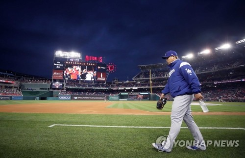 3차전 앞둔 류현진의 등장(워싱턴=연합뉴스) 서명곤 기자 = LA다저스의 류현진이 6일(현지시간) 오후 워싱턴 D.C. 내셔널스파크에서 열린 미국프로야구 메이저리그(MLB) 내셔널리그 디비전시리즈 3차전 로스앤젤레스 다저스와 워싱턴 내셔널스의 선발 출전에 앞서 몸을 풀기 위해 경기장으로 나오고 있다. seephoto@yna.co.kr