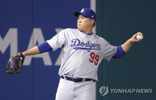 가볍게 몸 풀며 3차전 준비(워싱턴=연합뉴스) 서명곤 기자 = LA다저스의 류현진이 6일(현지시간) 오후 워싱턴 D.C. 내셔널스파크에서 열린 미국프로야구 메이저리그(MLB) 내셔널리그 디비전시리즈 3차전 로스앤젤레스 다저스와 워싱턴 내셔널스의 선발 출전에 앞서 몸을 풀고 있다. seephoto@yna.co.kr