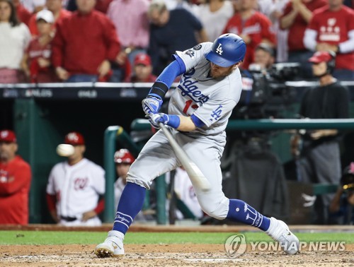 가을사나이 먼시의 추격포(워싱턴=연합뉴스) 서명곤 기자 = LA다저스의 맥스 먼시가 6일(현지시간) 오후 워싱턴 D.C. 내셔널스파크에서 열린 미국프로야구 메이저리그(MLB) 내셔널리그 디비전시리즈 3차전 로스앤젤레스 다저스와 워싱턴 내셔널스와의 경기에서 5회 초 추격의 1점 홈런을 치고 있다. 2019.10.7 seephoto@yna.co.kr