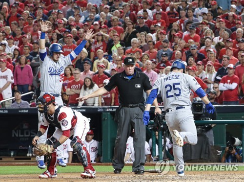 다저스 극적인 역전(워싱턴=연합뉴스) 서명곤 기자 = 6일(현지시간) 오후 워싱턴 D.C. 내셔널스파크에서 열린 미국프로야구 메이저리그(MLB) 내셔널리그 디비전시리즈 3차전 로스앤젤레스 다저스와 워싱턴 내셔널스와의 경기에서 6회초 러셀 마틴의 2루타로 홈을 밟은 코디 벨린저가 역전 득점하는 데이비드 프리즈를 보고 환호하고 있다.  2019.10.7 seephoto@yna.co.kr