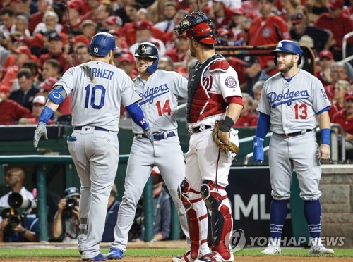 다저스는 강하다(워싱턴=연합뉴스) 서명곤 기자 = 6일(현지시간) 오후 워싱턴 D.C. 내셔널스파크에서 열린 미국프로야구 메이저리그(MLB) 내셔널리그 디비전시리즈 3차전 로스앤젤레스 다저스와 워싱턴 내셔널스와의 경기에서 다저스의 저스틴 터너가 6회 초 3점 홈런을 친 뒤 동료들과 환호하고 있다. 2019.10.7 seephoto@yna.co.kr