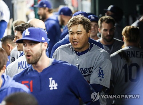 터너의 3점포에 미소짓는 류현진(워싱턴=연합뉴스) 서명곤 기자 = 6일(현지시간) 오후 워싱턴 D.C. 내셔널스파크에서 열린 미국프로야구 메이저리그(MLB) 내셔널리그 디비전시리즈 3차전 로스앤젤레스 다저스와 워싱턴 내셔널스와의 경기에서 류현진이 동료 저스틴 터너가 6회초 3점 홈런을 치자 미소짓고 있다. 2019.10.7 seephoto@yna.co.kr