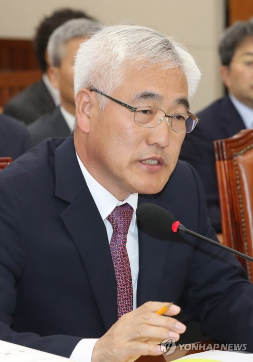 답변하는 김종석 기상청장(서울=연합뉴스) 하사헌 기자 = 김종석 기상청장이 7일 오전 국회에서 열린 환경노동위원회 국정감사에서 의원질의에 답변하고 있다. toadboy@yna.co.kr