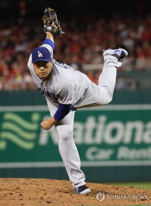 '괴물'의 집중력(워싱턴=연합뉴스) 서명곤 기자 = 6일(현지시간) 오후 워싱턴 D.C. 내셔널스파크에서 열린 미국프로야구 메이저리그(MLB) 내셔널리그 디비전시리즈 3차전 로스앤젤레스 다저스와 워싱턴 내셔널스와의 경기. 류현진이 힘차게 공을 던지고 있다. 2019.10.7 seephoto@yna.co.kr