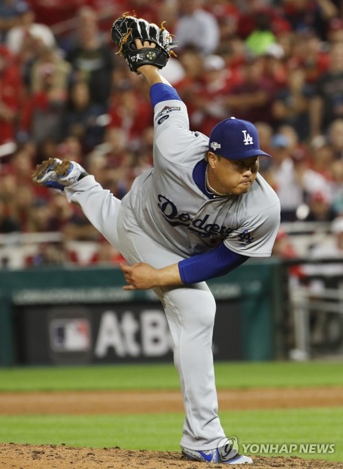 '코리안 몬스터'의 집중력(워싱턴=연합뉴스) 서명곤 기자 = 6일(현지시간) 오후 워싱턴 D.C. 내셔널스파크에서 열린 미국프로야구 메이저리그(MLB) 내셔널리그 디비전시리즈 3차전 로스앤젤레스 다저스와 워싱턴 내셔널스와의 경기. 류현진이 힘차게 공을 던지고 있다. 2019.10.7 seephoto@yna.co.kr