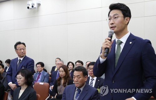 국감장에 선 '인보사' 증인들(서울=연합뉴스) 이진욱 기자 = 7일 국회에서 열린 보건복지위 식품의약품안전처 국정감사에서 '인보사' 관련 증인으로 출석한 환자측 엄태섭 변호사(오른쪽)가 코오롱생명과학과 식약처 비난 발언을 하자 이우석 코오롱생명과학대표(왼쪽)가 굳은 표정으로 바라보고 있다. 2019.10.7 cityboy@yna.co.kr