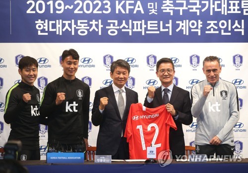 축구협회-현대차 공식파트너 계약 조인식(파주=연합뉴스) 신준희 기자 = 축구협회 정몽규 회장(가운데)과 현대자동차 이광국 부사장(오른쪽 두번째), 국가대표팀 벤투 감독(맨 오른쪽)과 이강인(맨 왼쪽), 백승호가 7일 경기도 파주 NFC에서 공식파트너 계약 조인식을 마치고 기념촬영을 하고 있다. 2019.10.7 hama@yna.co.kr