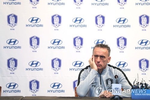 벤투 감독 인터뷰(파주=연합뉴스) 신준희 기자 = 축구 국가대표팀 파울루 벤투 감독이 7일 경기도 파주 NFC에서 인터뷰를 하고 있다.
    벤투호는 10일 스리랑카와 월드컵 2차 예선 2차전 홈경기를 치른 뒤 15일 북한과 3차전 원정 경기를 벌인다.  2019.10.7 hama@yna.co.kr