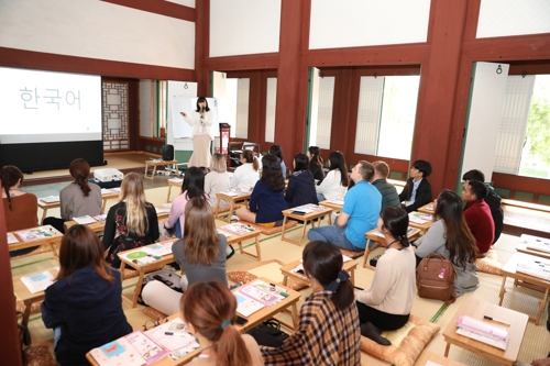 세종학당재단, 집현전 한국어 교실 개최(서울=연합뉴스) 오수진 기자 = 지난 7일 경복궁 수정전에서 진행된 집현전 한국어 교실의 모습 [세종학당제공] 2019. 10.8
