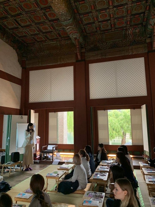 수정전서 배우는 한국어(서울=연합뉴스) 오수진 기자 = 지난 7일 경복궁 수정전서 진행된 집현전 한국어 교실의 모습. 2019. 10. 8