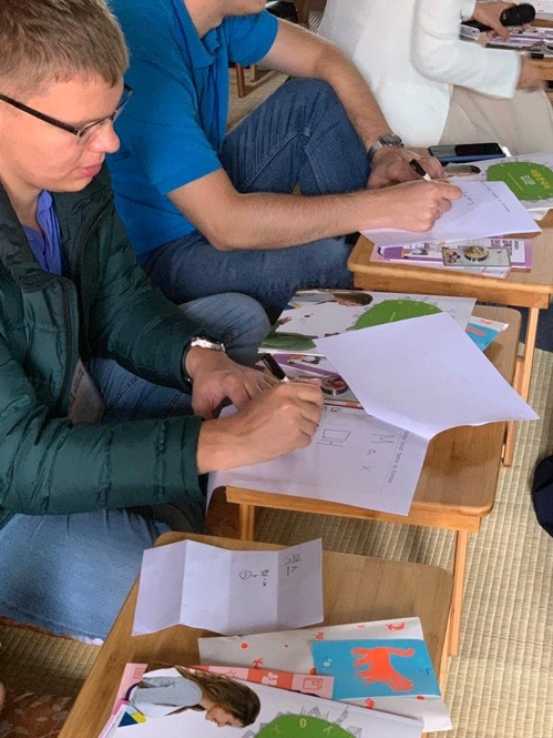 내 이름을 한글로(서울=연합뉴스) 오수진 기자 = 7일 진행된 세종학당주최 집현전 한국어 교실에서 수업에 참가한 외국인이 자신의 이름을 한글로 써보고 있다. [2019. 10. 8]