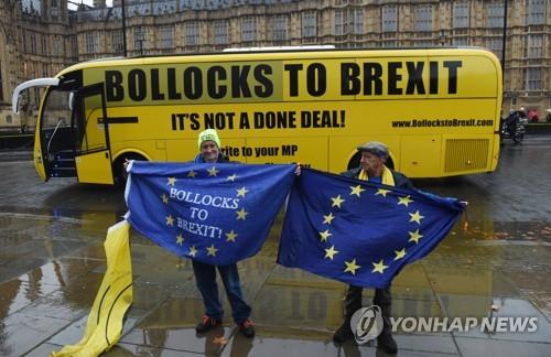 영국 의회 앞에서 브렉시트 반대 시위를 펼치고 있는 사람들 [EPA=연합뉴스]