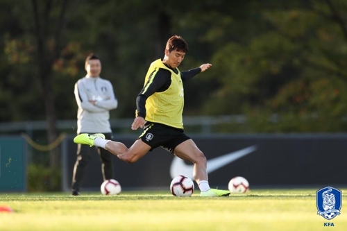 미니게임 때 조끼조에 포함돼 슈팅을 시도하는 정우영[대한축구협회 제공]