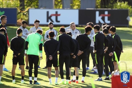 훈련 전 선수들과 이야기하는 벤투 감독(중앙)[대한축구협회 제공]