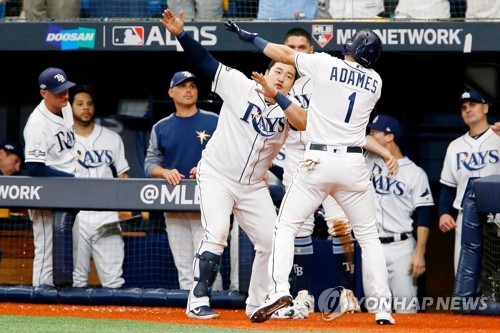 분위기 메이커 최지만탬파베이 최지만(가운데)이 8일(한국시간) 미국 플로리다주 세인트피터즈버그 트로피카나필드에서 열린 아메리칸리그 디비전시리즈(5전 3선승제) 3차전 휴스턴 애스트로스와 홈 경기에서 6회 솔로 홈런을 치고 온 팀 동료 윌리 아다메스를 반기고 있다. [USA투데이=연합뉴스]