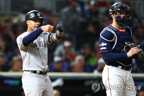 7회 득점에 성공한 양키스 토레스(왼쪽)[로이터/USA투데이스포츠=연합뉴스]