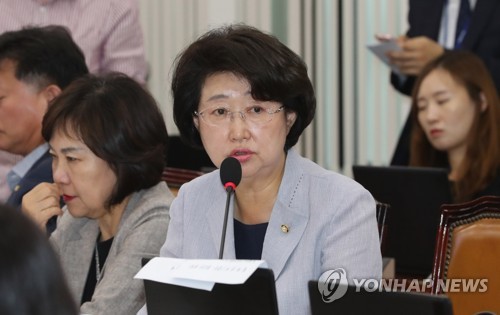 자유한국당 김승희 의원이 지난 4일 열린 국회 보건복지위 국정감사에서 질의하고 있는 모습  [연합뉴스 자료사진]