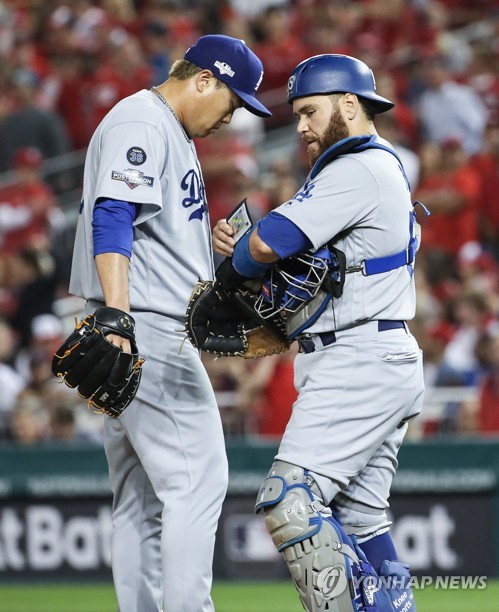 류현진, 작전타임(워싱턴=연합뉴스) 서명곤 기자 = LA다저스의 류현진이 6일(현지시간) 오후 워싱턴 D.C. 내셔널스파크에서 열린 미국프로야구 메이저리그(MLB) 내셔널리그 디비전시리즈 3차전 로스앤젤레스 다저스와 워싱턴 내셔널스와의 경기에서 5회 말 포수 마틴과 대화하고 있다.  2019.10.7 seephoto@yna.co.kr