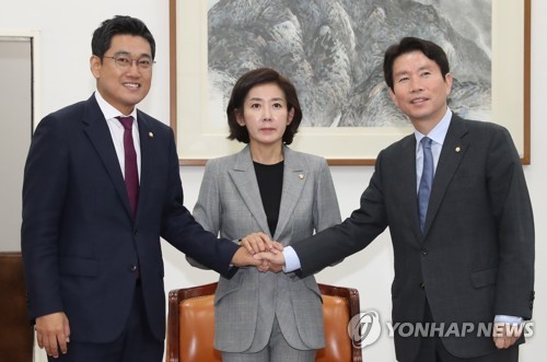 포즈 취하는 3당 원내대표(서울=연합뉴스) 하사헌 기자 = 바른미래당 오신환(왼쪽부터), 자유한국당 나경원, 더불어민주당 이인영 원내대표가 7일 오전 국회 운영위원장실에서 만나 기자들에게 포즈를 취하고 있다. 2019.10.7 toadboy@yna.co.kr