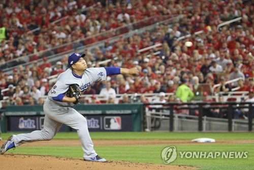 역투하는 류현진(워싱턴=연합뉴스) 서명곤 기자 = 6일(현지시간) 오후 워싱턴 D.C. 내셔널스파크에서 열린 미국프로야구 메이저리그(MLB) 내셔널리그 디비전시리즈 3차전 로스앤젤레스 다저스와 워싱턴 내셔널스와의 경기. 류현진이 힘차게 공을 던지고 있다. 2019.10.7 seephoto@yna.co.kr