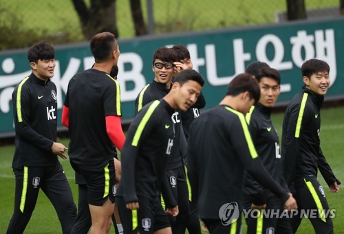 '내 고글 어때?'(서울=연합뉴스) 신준희 기자 = 축구 국가대표팀 환희찬 등 선수들이 7일 경기도 파주 NFC에서 훈련을 하기 위해 그라운드로 나가고 있다. 
    이날 소집된 대표팀은 10일 스리랑카와 월드컵 2차 예선 2차전 홈경기를 치른 뒤 15일 북한과 3차전 원정 경기를 벌인다.  2019.10.7 hama@yna.co.kr