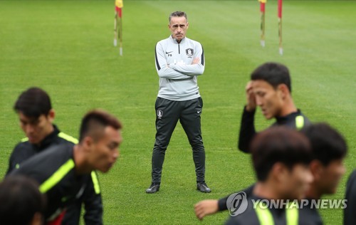 훈련 지켜보는 벤투 감독(서울=연합뉴스) 신준희 기자 = 축구 국가대표팀 파울루 벤투 감독이  7일 경기도 파주 NFC에서 훈련을 지켜보고 있다. 
    이날 소집된 대표팀은 10일 스리랑카와 월드컵 2차 예선 2차전 홈경기를 치른 뒤 15일 북한과 3차전 원정 경기를 벌인다.  2019.10.7 hama@yna.co.kr