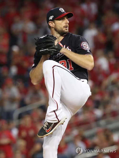 역투하는 맥스 셔저(워싱턴=연합뉴스) 서명곤 기자 = 7일(현지시간) 오후 워싱턴 D.C. 내셔널스파크에서 열린 미국프로야구 메이저리그(MLB) 내셔널리그 디비전시리즈 4차전 로스앤젤레스 다저스와 워싱턴 내셔널스의 경기. 워싱턴 내셔널스 선발 맥스 셔저가 힘차게 공을 던지고 있다. 2019.10.8 seephoto@yna.co.kr