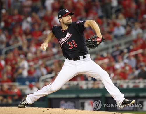 역투하는 맥스 셔저(워싱턴=연합뉴스) 서명곤 기자 = 7일(현지시간) 오후 워싱턴 D.C. 내셔널스파크에서 열린 미국프로야구 메이저리그(MLB) 내셔널리그 디비전시리즈 4차전 로스앤젤레스 다저스와 워싱턴 내셔널스의 경기. 워싱턴 내셔널스 선발 맥스 셔저가 힘차게 공을 던지고 있다. 2019.10.8 seephoto@yna.co.kr