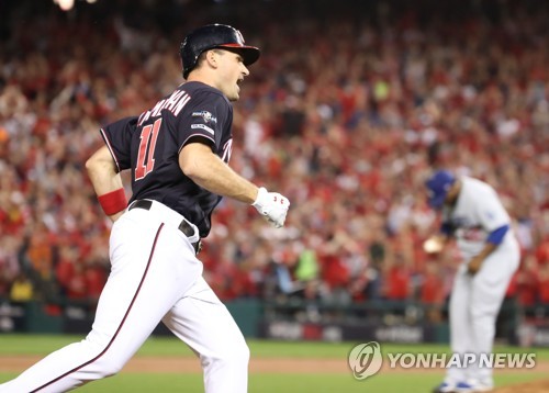 환호하는 짐머맨(워싱턴=연합뉴스) 서명곤 기자 = 7일(현지시간) 오후 워싱턴 D.C. 내셔널스파크에서 열린 미국프로야구 메이저리그(MLB) 내셔널리그 디비전시리즈 4차전 로스앤젤레스 다저스와 워싱턴 내셔널스의 경기 5회말 2사 1,3루, 워싱턴 내셔널스 짐머맨이 3점홈런을 친 뒤 그라운드를 돌고 있다. 2019.10.8 seephoto@yna.co.kr