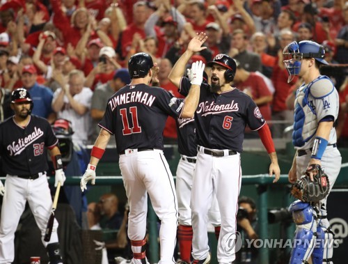 환호하는 짐머맨(워싱턴=연합뉴스) 서명곤 기자 = 7일(현지시간) 오후 워싱턴 D.C. 내셔널스파크에서 열린 미국프로야구 메이저리그(MLB) 내셔널리그 디비전시리즈 4차전 로스앤젤레스 다저스와 워싱턴 내셔널스의 경기 5회말 2사 1,3루, 워싱턴 내셔널스 짐머맨이 3점 홈런을 치고 홈을 밟은 뒤 기뻐하고 있다. 2019.10.8 seephoto@yna.co.kr