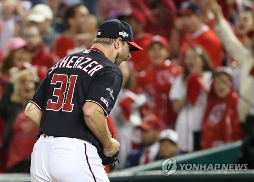 환호하는 셔저(워싱턴=연합뉴스) 서명곤 기자 = 7일(현지시간) 오후 워싱턴 D.C. 내셔널스파크에서 열린 미국프로야구 메이저리그(MLB) 내셔널리그 디비전시리즈 4차전 로스앤젤레스 다저스와 워싱턴 내셔널스의 경기 7회초 2사 만루, 워싱턴 내셔널스 선발 맥스 셔저가 다저스 피더슨을 땅볼로 아웃시킨 뒤 환호하고 있다. 2019.10.8 seephoto@yna.co.kr