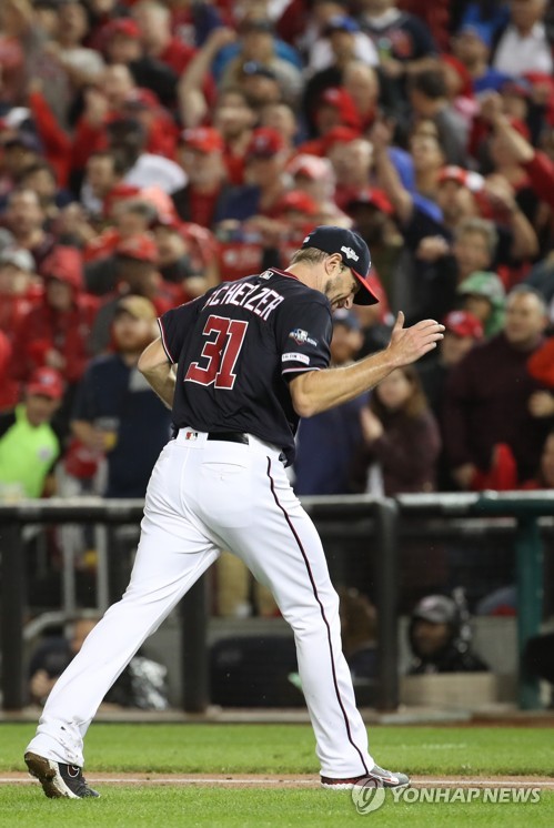 환호하는 셔저(워싱턴=연합뉴스) 서명곤 기자 = 7일(현지시간) 오후 워싱턴 D.C. 내셔널스파크에서 열린 미국프로야구 메이저리그(MLB) 내셔널리그 디비전시리즈 4차전 로스앤젤레스 다저스와 워싱턴 내셔널스의 경기 7회초 2사 만루, 워싱턴 내셔널스 선발 맥스 셔저가 다저스 피더슨을 땅볼로 아웃시킨 뒤 환호하고 있다. 2019.10.8 seephoto@yna.co.kr