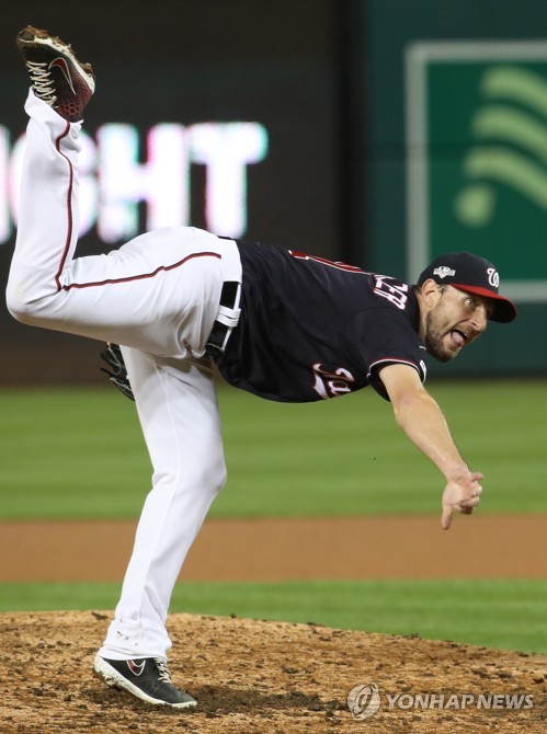 투혼의 역투(워싱턴=연합뉴스) 서명곤 기자 = 7일(현지시간) 오후 워싱턴 D.C. 내셔널스파크에서 열린 미국프로야구 메이저리그(MLB) 내셔널리그 디비전시리즈 4차전 로스앤젤레스 다저스와 워싱턴 내셔널스의 경기. 워싱턴 내셔널스 선발 맥스 셔저가 힘차게 공을 던지고 있다. 2019.10.8 seephoto@yna.co.kr