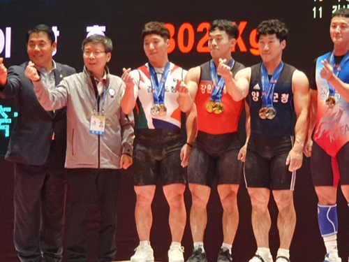 시상대에 나란히 오른 이상연과 한명목(서울=연합뉴스) 이상연(가운데)과 한명목(왼쪽 세 번째)이 8일 서울시 송파구 올림픽역도경기장에서 열린 제100회 전국체전 역도 남자 67㎏급에서 나란히 한국 기록을 세운 뒤, 시상식을 치르고 있다. 2019.10.8 jiks79@yna.co.kr