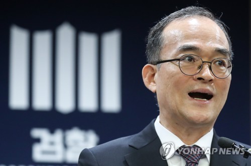 문무일 총장 "검찰 직접수사 총량 대폭 축소할 것"(서울=연합뉴스) 김도훈 기자 = 문무일 검찰총장이 지난 5월 16일 오전 서울 서초구 대검찰청에서 열린 수사권 조정 법안에 대한 검찰 입장 관련 기자간담회에서 모두발언을 하고 있다.[연합뉴스 자료사진]