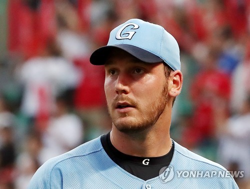 1회말 2실점으로 투구 마친 다익손(인천=연합뉴스) 윤태현 기자 = 20일 인천 SK행복드림구장에서 열린 프로야구 인천 SK 와이번스와 부산 롯데 자이언츠의 경기. 1회말 2실점을 기록하고 투구를 마친 롯데 선발투수 다익손이 더그아웃으로 들어오고 있다. 2019.8.20 tomatoyoon@yna.co.kr