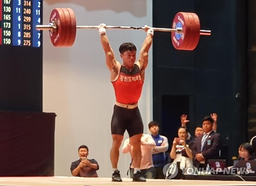 이상연, 역도 남자 67㎏급 한국 신기록(서울=연합뉴스) 하남직 기자 = 이상연이 8일 서울시 송파구 올림픽역도경기장에서 열린 제100회 전국체전 남자 67㎏급 경기 용상 2차 시기에서 180㎏을 성공하고 있다. 종전 기록을 1㎏ 늘린 한국 신기록이다. 2019.10.8 jiks79@yna.co.kr