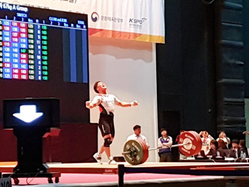 한명목, 역도 남자 67㎏급 인상 한국 신기록(서울=연합뉴스) 하남직 기자 = 한명목이 8일 서울시 송파구 올림픽역도경기장에서 열린 제100회 전국체전 남자 67㎏급 경기 인상 3차 시기에서 147㎏을 든 뒤 기뻐하고 있다. 자신이 보유한 종전 기록을 1㎏ 늘린 한국 신기록이다. 2019.10.8 jiks79@yna.co.kr