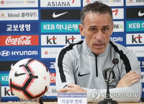 질문에 답하는 벤투 감독(화성=연합뉴스) 홍기원 기자 = 2022 카타르 월드컵 아시아 2차예선 스리랑카전을 앞둔 축구 국가대표팀 파울루 벤투 감독이 9일 오후 경기도 화성시 향남읍 화성종합경기타운 주경기장에서 열린 기자회견에서 취재진 질문에 답하고 있다. 2019.10.9 xanadu@yna.co.kr